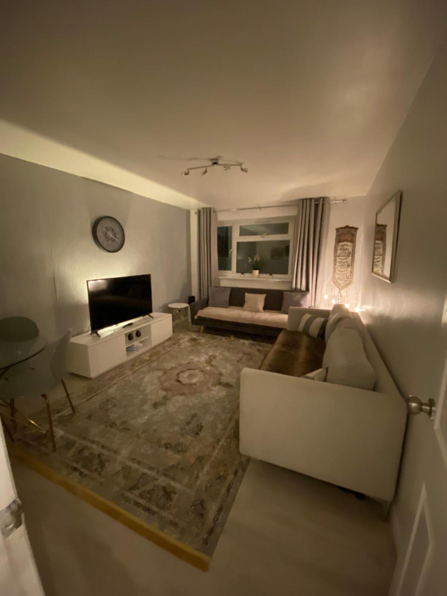 One Bedroom Flat In Chiswick W4 London Eksteriør billede